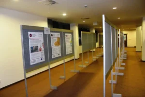 Výstavní stojany: Profesionální prezentace plakátů a fotografií